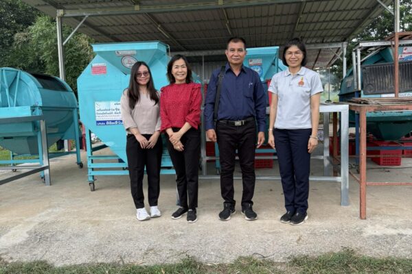 นางสุจารีย์ พิชา ผู้อำนวยการสำนักงานเศรษฐกิจการเกษตรที่ 1 เชียงใหม่ (สศท.1) ลงพื้นที่ติดตามสถานการณ์การผลิต การตลาดลำไยของจังหวัดเชียงใหม่ และลำพูน